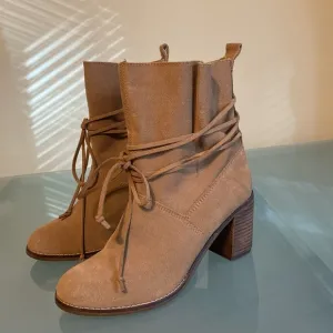 Like NEW Tom’s WIDE Fit Suede Ankle Booties Block Heel Boots Size 7 W