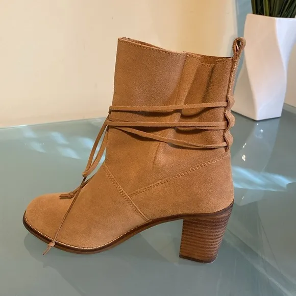 Like NEW Tom’s WIDE Fit Suede Ankle Booties Block Heel Boots Size 7 W