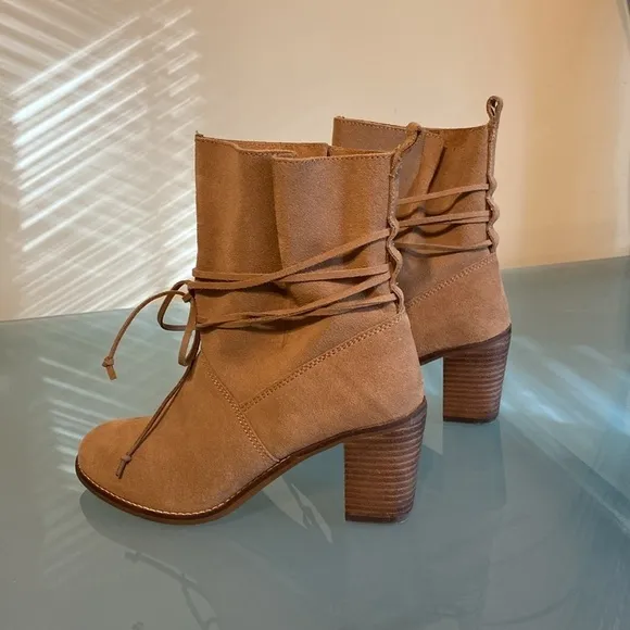 Like NEW Tom’s WIDE Fit Suede Ankle Booties Block Heel Boots Size 7 W