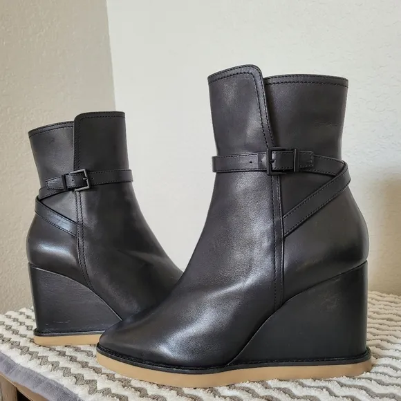 Lola Cruz Black Leather Wedge Ankle Boots size 7/6.5 US