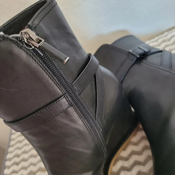 Lola Cruz Black Leather Wedge Ankle Boots size 7/6.5 US