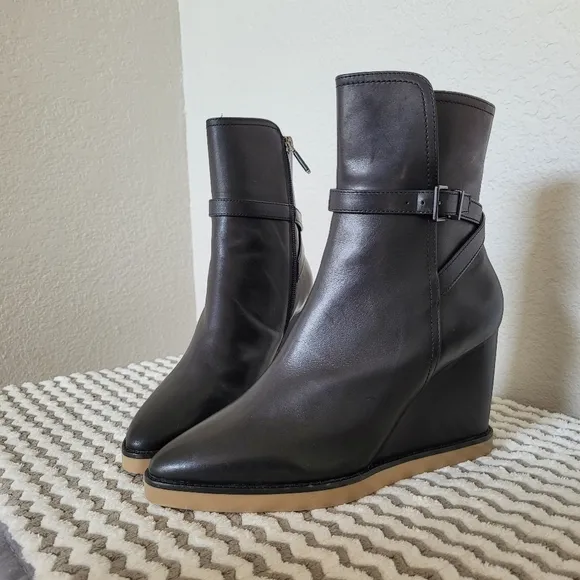 Lola Cruz Black Leather Wedge Ankle Boots size 7/6.5 US