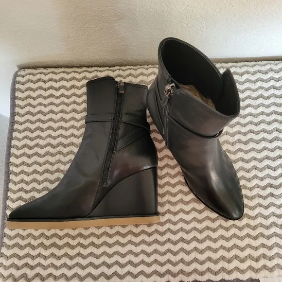Lola Cruz Black Leather Wedge Ankle Boots size 7/6.5 US