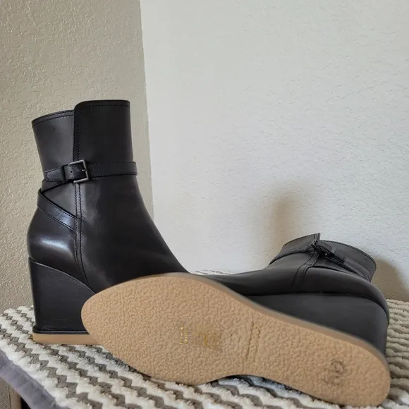 Lola Cruz Black Leather Wedge Ankle Boots size 7/6.5 US