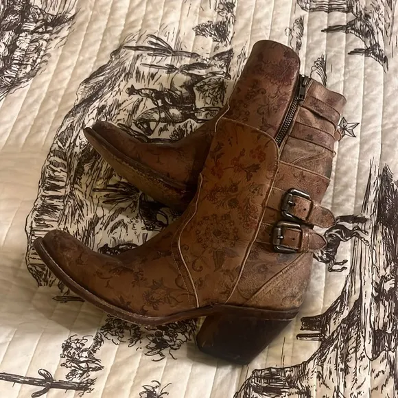 Luchasse Catalina tan ankle boots