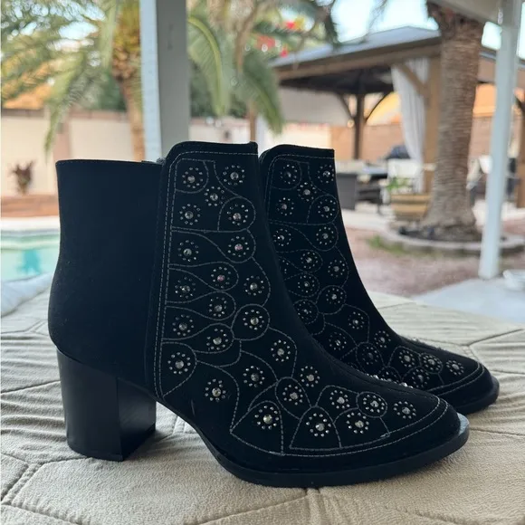 Lyard Ankle Suede Black Boots Size 7.5