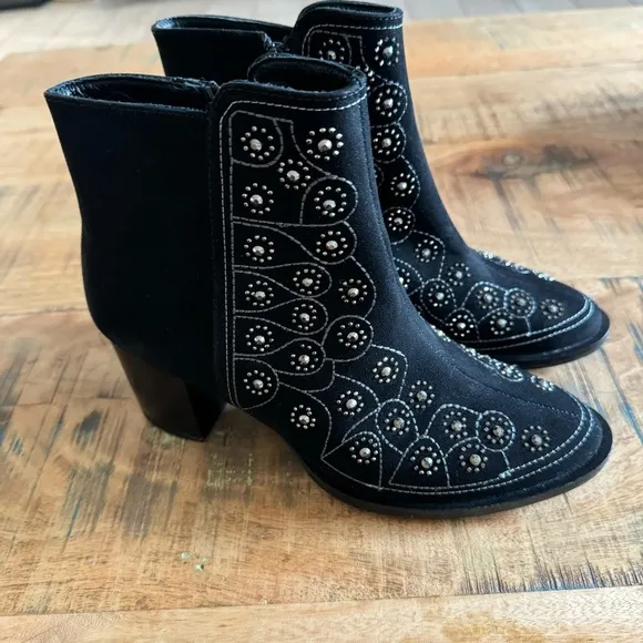 Lyard Ankle Suede Black Boots Size 7.5