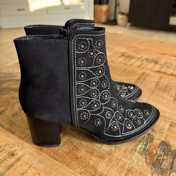 Lyard Ankle Suede Black Boots Size 7.5