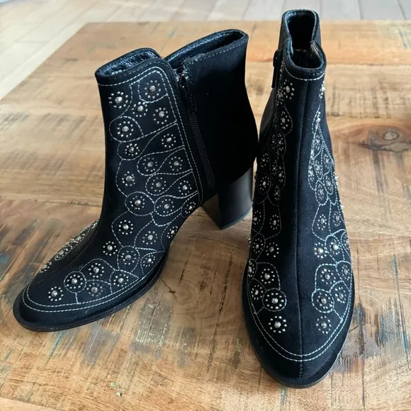 Lyard Ankle Suede Black Boots Size 7.5