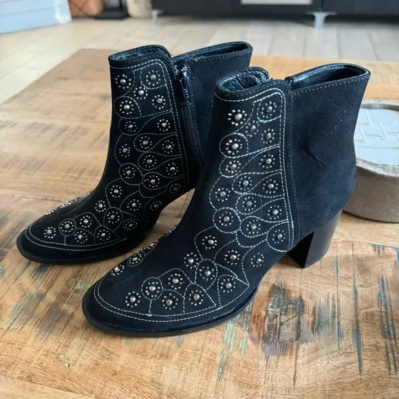 Lyard Ankle Suede Black Boots Size 7.5