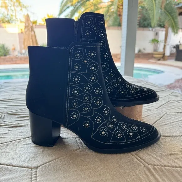 Lyard Ankle Suede Black Boots Size 7.5
