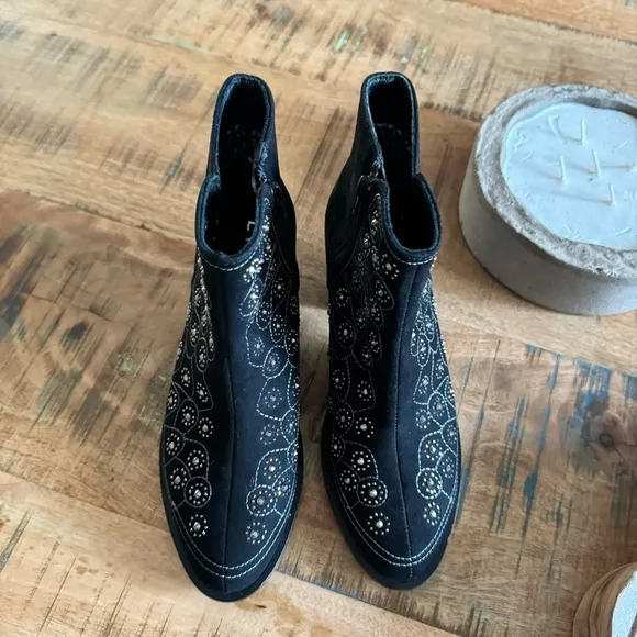 Lyard Ankle Suede Black Boots Size 7.5