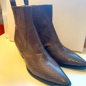 Maliparmi Size 36 Woman’s Lead grey Snakeskin pattern 2” heel Ankle Boots