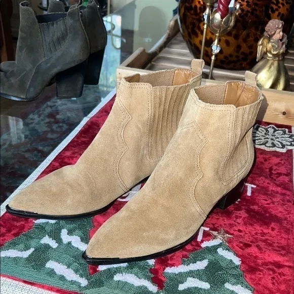 MARC FISHER booties ,WESTERN Tan Suede Ankle Boots, size10M, pre loved 🥰, size10