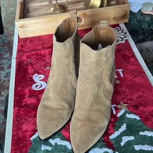MARC FISHER booties ,WESTERN Tan Suede Ankle Boots, size10M, pre loved 🥰, size10