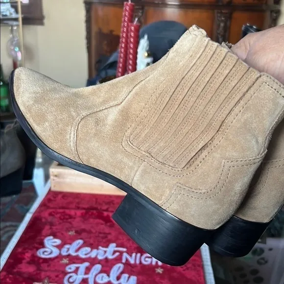 MARC FISHER booties ,WESTERN Tan Suede Ankle Boots, size10M, pre loved 🥰, size10