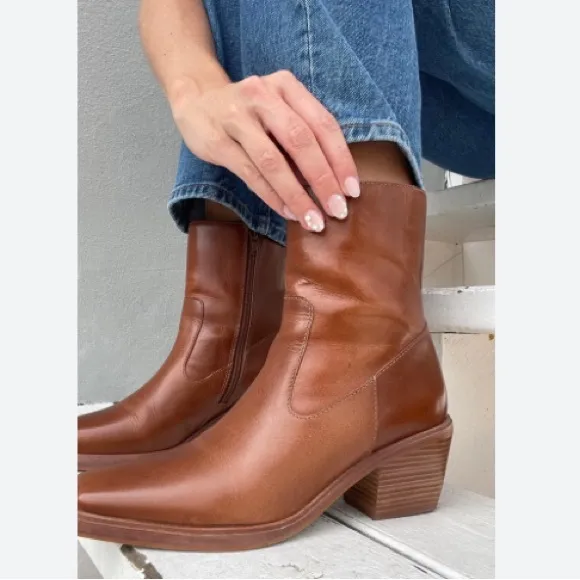 Matisse Ezra Women's Brown Ankle Boosts.