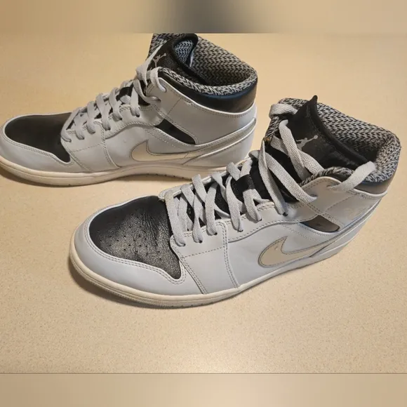 Mens Nike Air Jordan 1 Retro Mid Wolf Gray, Size 11