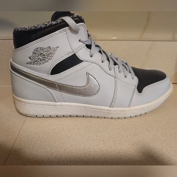 Mens Nike Air Jordan 1 Retro Mid Wolf Gray, Size 11