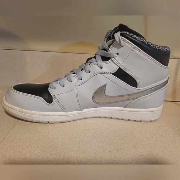 Mens Nike Air Jordan 1 Retro Mid Wolf Gray, Size 11