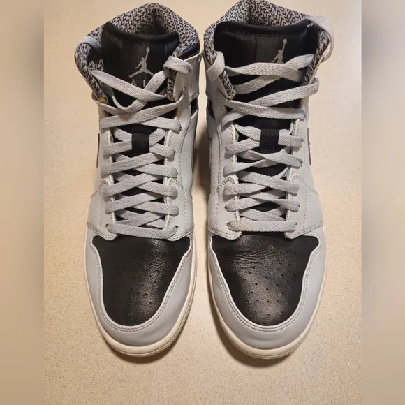 Mens Nike Air Jordan 1 Retro Mid Wolf Gray, Size 11
