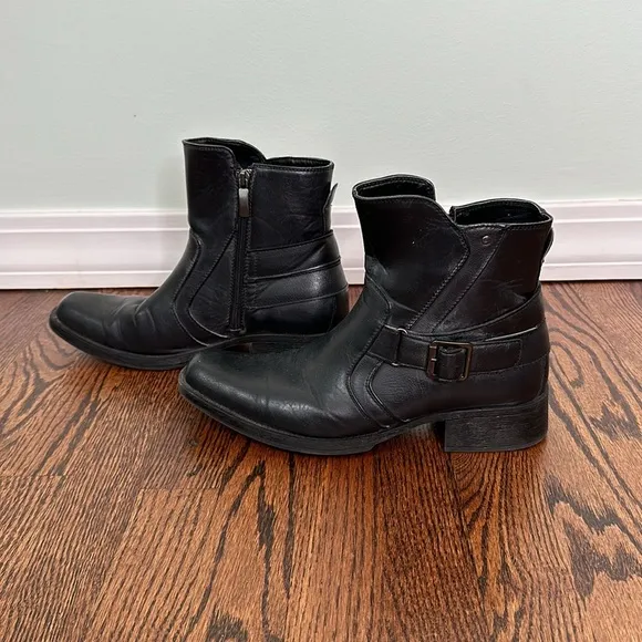 Men’s Rock &amp; Republic low cut boots size 8. GREAT CONDITION.  Buckle and zipper