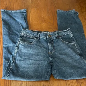 MEN'S WRANGLER RETRO RELAXED FIT BOOTCUT JEAN DARK STONE WASH SIZE 29x34 Patched