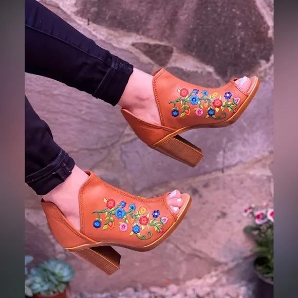 Mexican Artisanal Embroidered Ankle Boots - Beige with Flowers Size 8