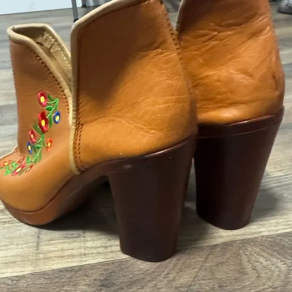 Mexican Artisanal Embroidered Ankle Boots - Beige with Flowers Size 8