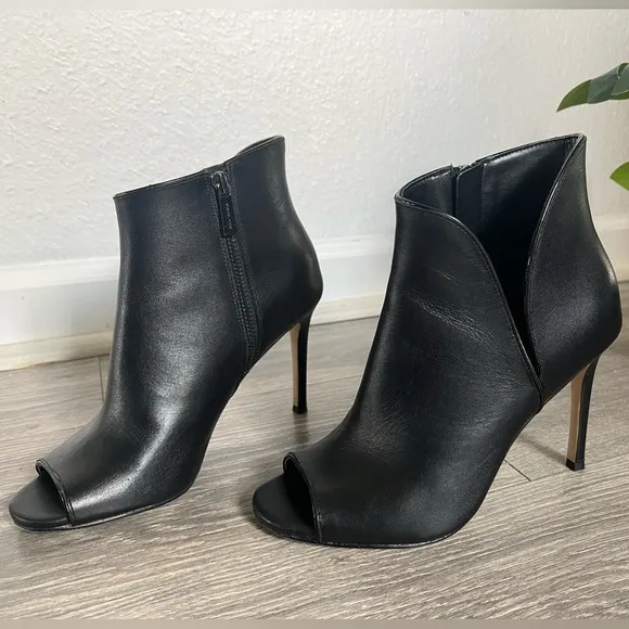 Michael kors Harper open toe ankle bootie in size 7