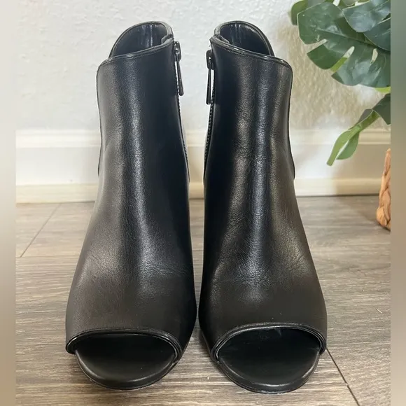 Michael kors Harper open toe ankle bootie in size 7