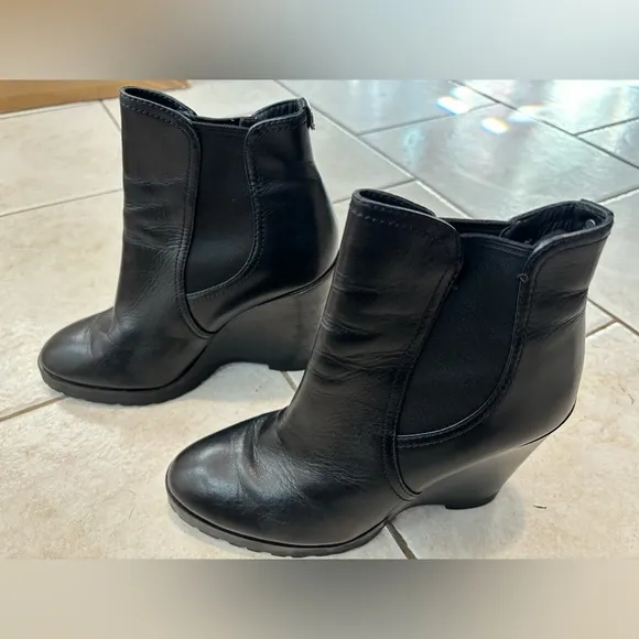 Michael Kors Thea Women's Size‎ 8M Black Leather Pull On Ankle Bootie Boots