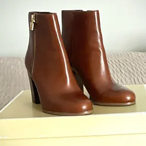 MICHAEL Michael Kors Brown Leather Ankle Boots NIB size 7