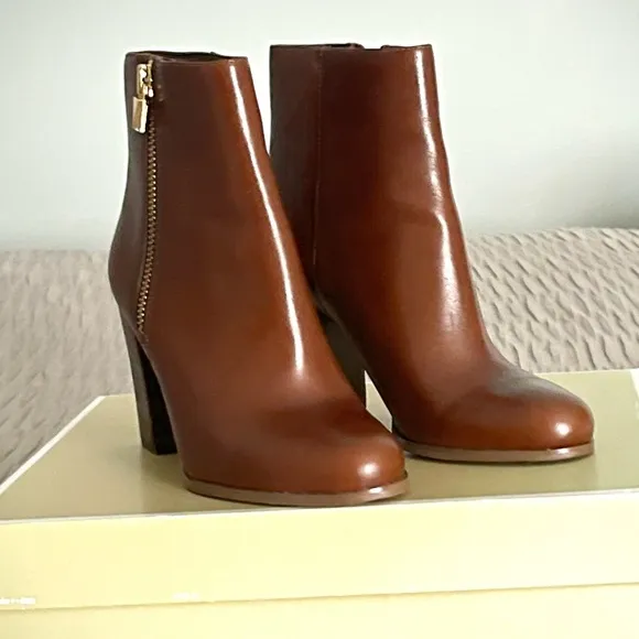 MICHAEL Michael Kors Brown Leather Ankle Boots NIB size 7