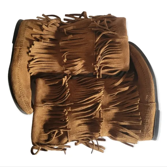 Minnetonka‎ 3 Layer Fringe Boots Size 9
