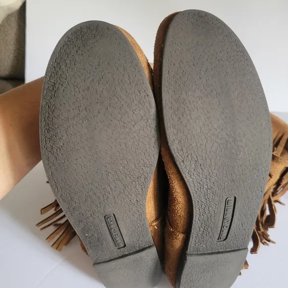 Minnetonka‎ 3 Layer Fringe Boots Size 9