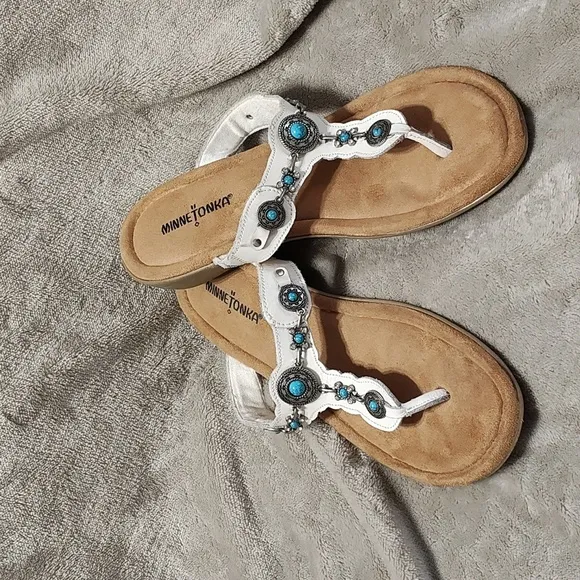 Minnetonka Sandals Women Slip-On Flip Flop Southwest Conchos White Turquoise