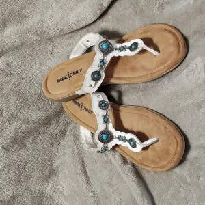 Minnetonka Sandals Women Slip-On Flip Flop Southwest Conchos White Turquoise