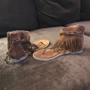 Moccasins ankle sandals. Women’s 5. True fit 6.