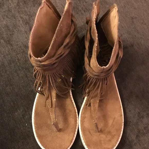 Moccasins ankle sandals. Women’s 5. True fit 6.