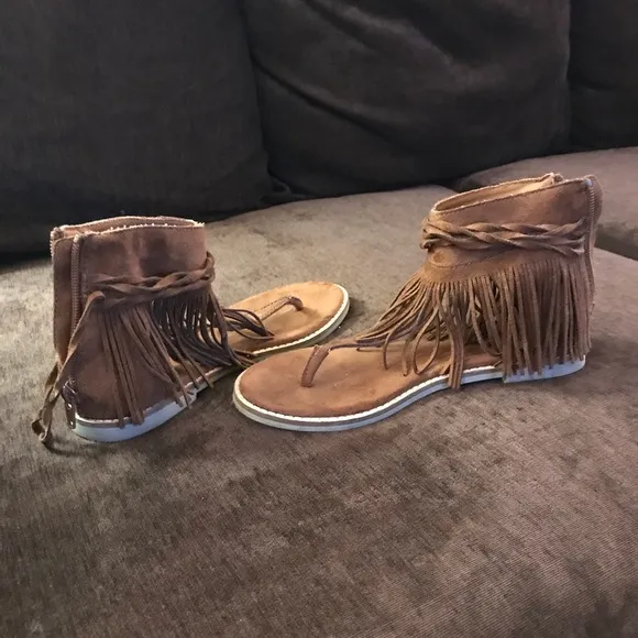 Moccasins ankle sandals. Women’s 5. True fit 6.