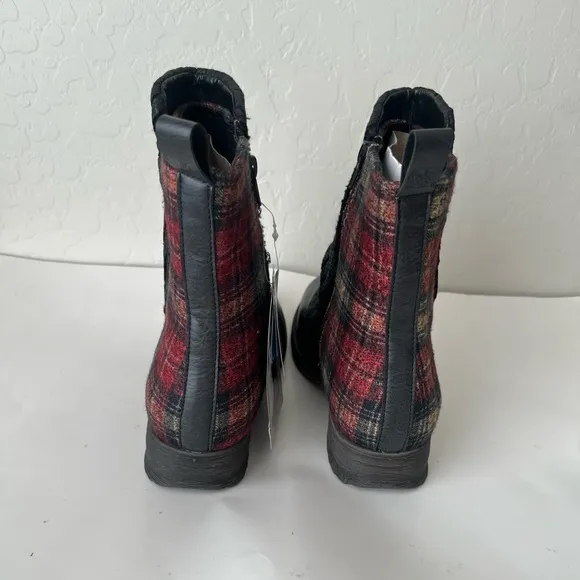 Muk Luks Adalee water resistant plaid ankle boots 8 NWT