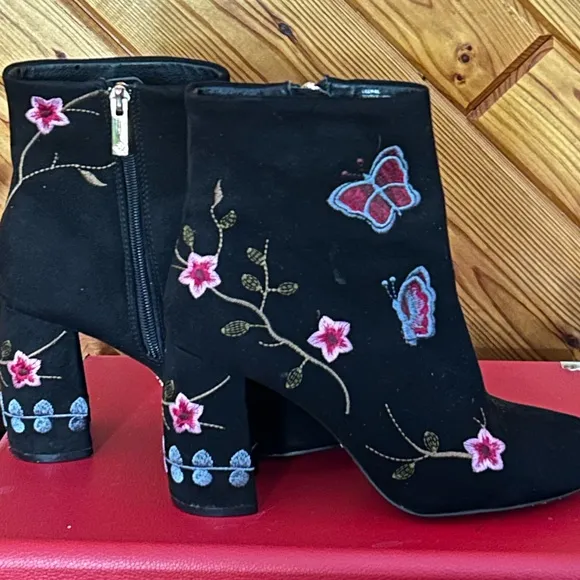 Nanette by Nanette Lepore “Lilly” Embroidered Booties – Size 7 Y2K style