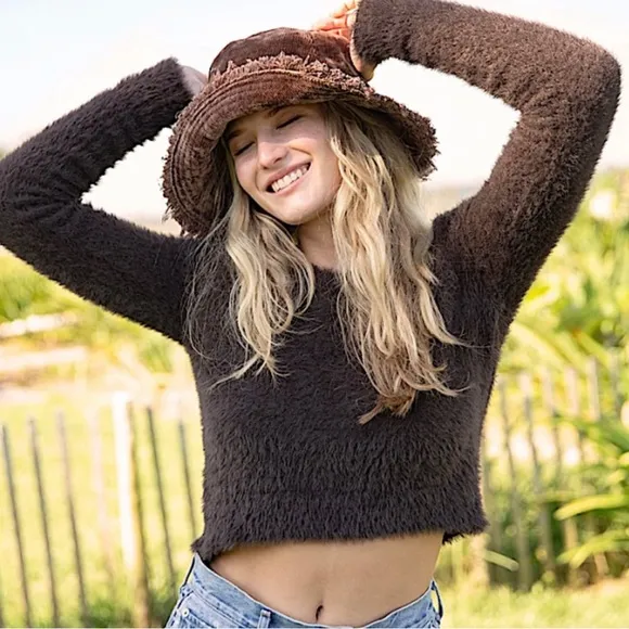 Natural Life Fuzzy Cropped Sweater in Espresso
