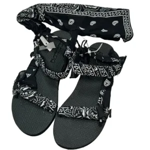 New $210 ARIZONA LOVE Trekky Black Bandana Print Sandal w Dustbag size 41