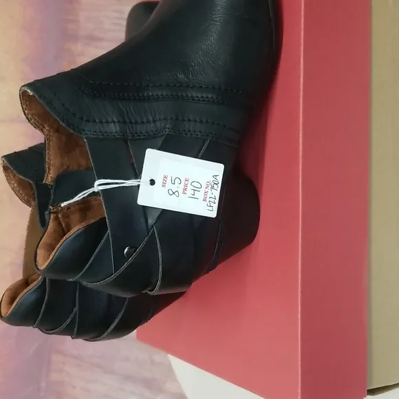 NEW IN BOX Women's Cobb Hill ankle boots. Size 8.5. Color black.