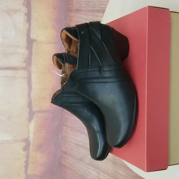 NEW IN BOX Women's Cobb Hill ankle boots. Size 8.5. Color black.