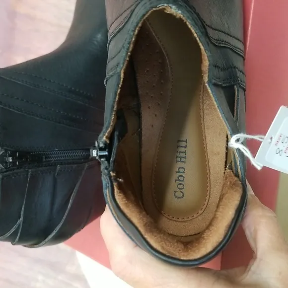 NEW IN BOX Women's Cobb Hill ankle boots. Size 8.5. Color black.