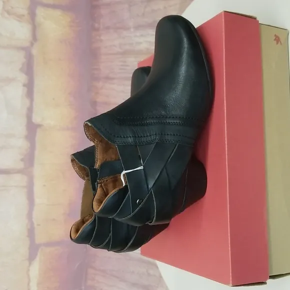 NEW IN BOX Women's Cobb Hill ankle boots. Size 8.5. Color black.