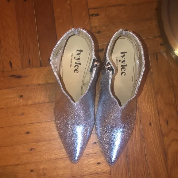 NEW IVYLEE COPENHAGEN VIVIAN V-Cut Boots in silver EU 36 US 6